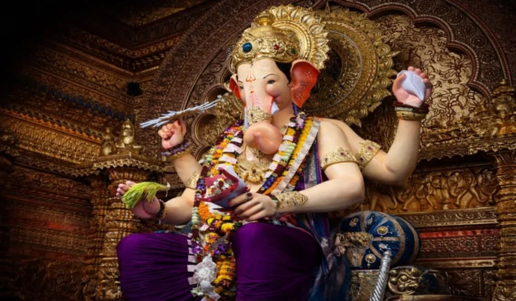 When Should You Visit Lalbaugcha Raja? Morning vs Afternoon vs Evening Compared 6 Lalbaugcha Raja darshan time in 2026 during Ganesh Chaturthi