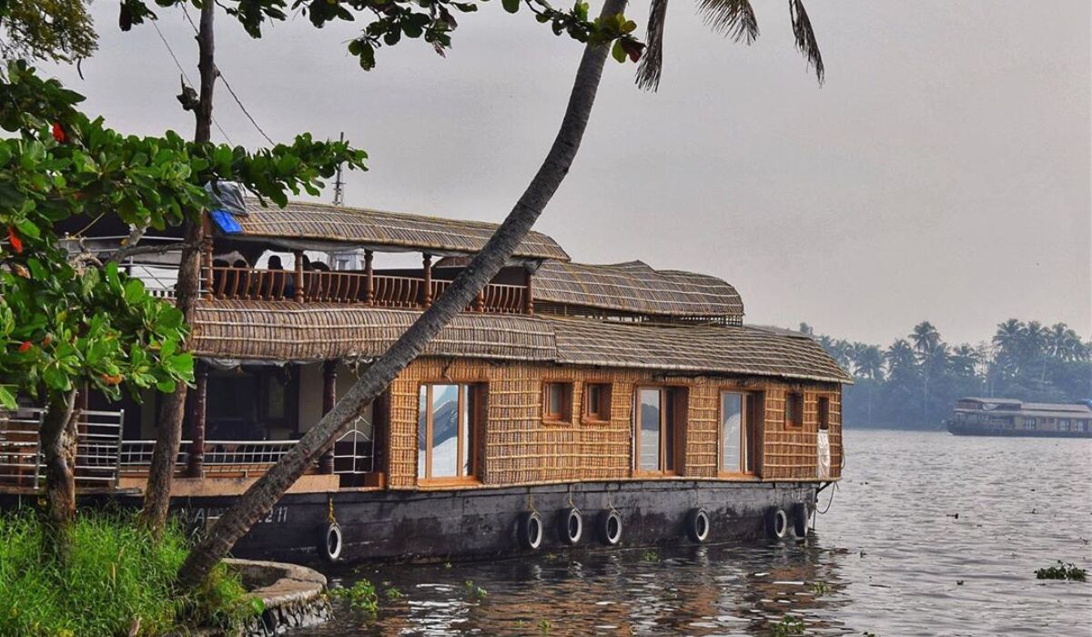 Scenic Kerala landscape featuring green hills, backwaters, and palm trees on a 7-day Kerala itinerary.