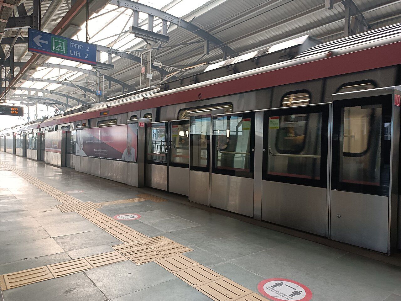 3-Coach Train Corridor