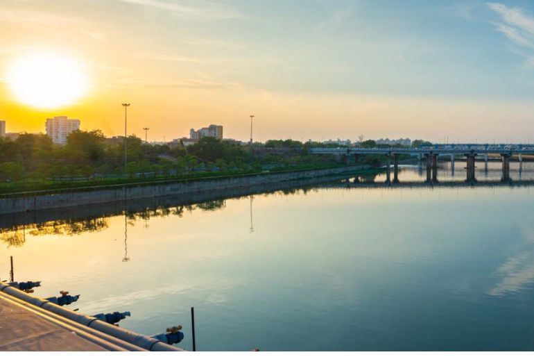 travel guide to lucknow