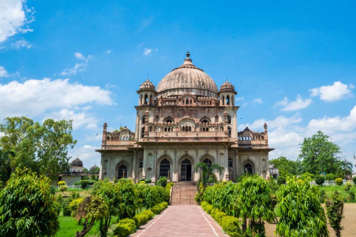 travel guide to lucknow