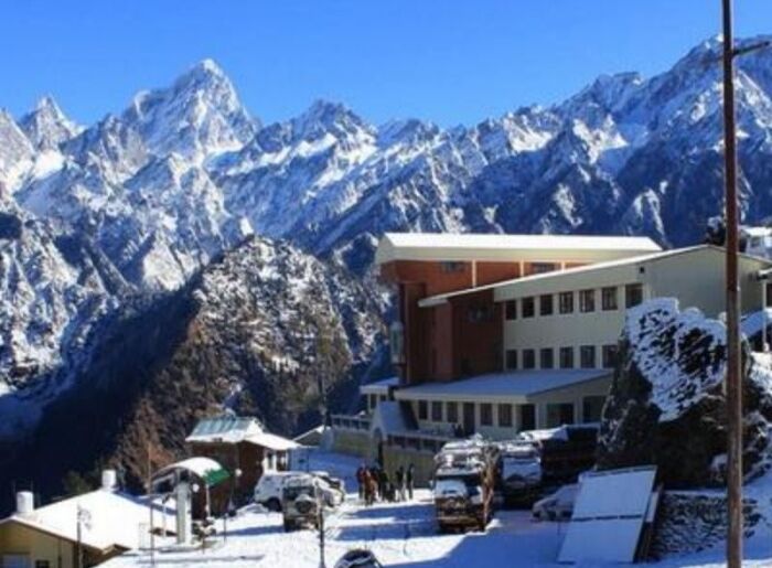 Offbeat Winter Destinations In India That You Must Visit 2 Snow-covered Himalayan mountains showcasing winter travel destinations in India