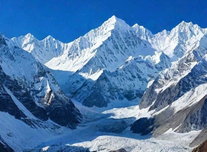 Offbeat Winter Destinations In India That You Must Visit 4 Snow-covered Himalayan mountains showcasing winter travel destinations in India