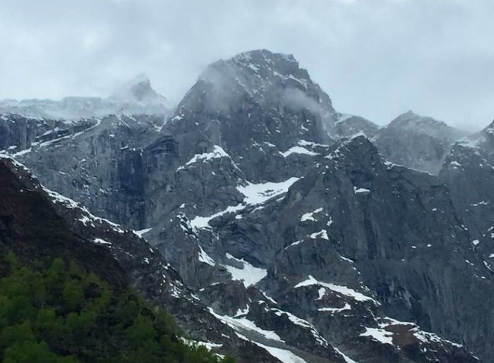 Snow-covered Himalayan mountains showcasing mountaineering destinations in India