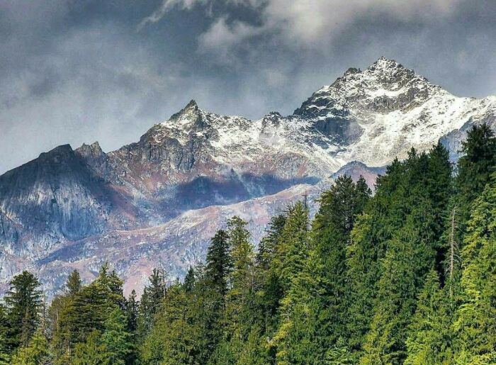 Snow-covered Himalayan mountains showcasing mountaineering destinations in India