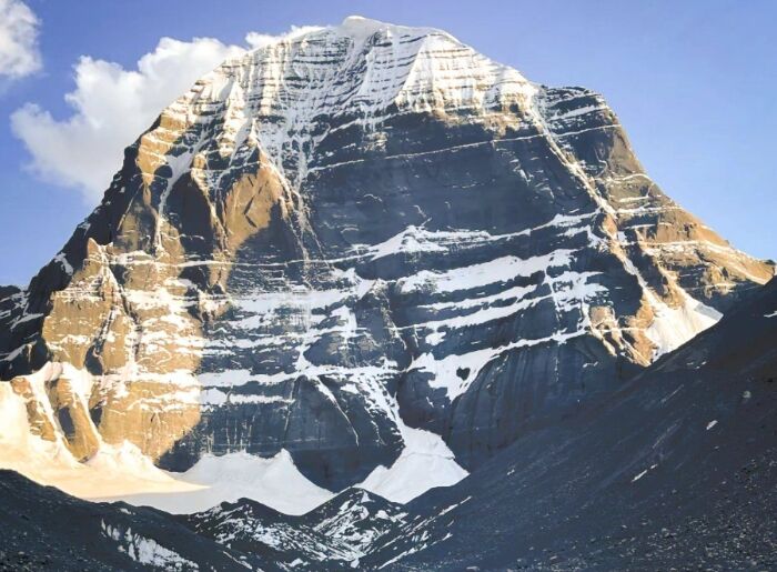 Snow-covered Himalayan mountains showcasing mountaineering destinations in India