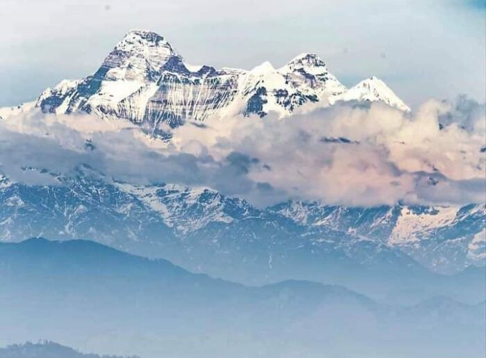 Snow-covered Himalayan mountains showcasing mountaineering destinations in India