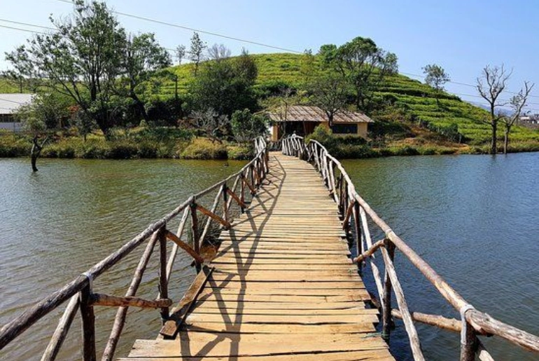 Best places to visit in Idukki, Kerala, featuring green hills, tea plantations, waterfalls, and scenic mountain landscapes