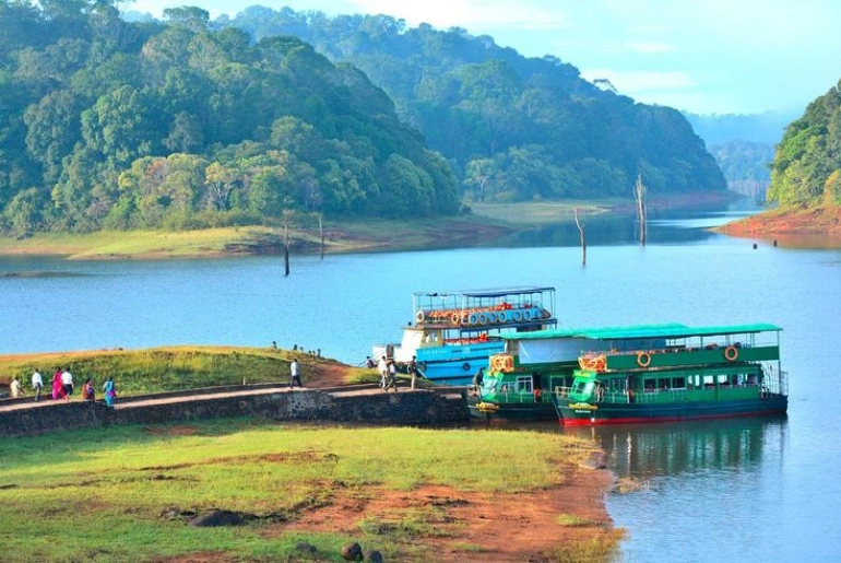 Best places to visit in Idukki, Kerala, featuring green hills, tea plantations, waterfalls, and scenic mountain landscapes