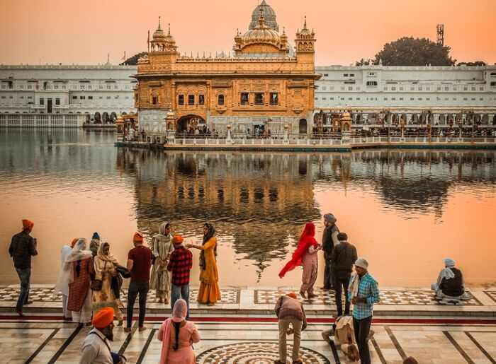 Golden Temple At Night Or Morning: Which Is The Better Time To Visit? 2 Golden Temple in Amritsar seen in morning and at night