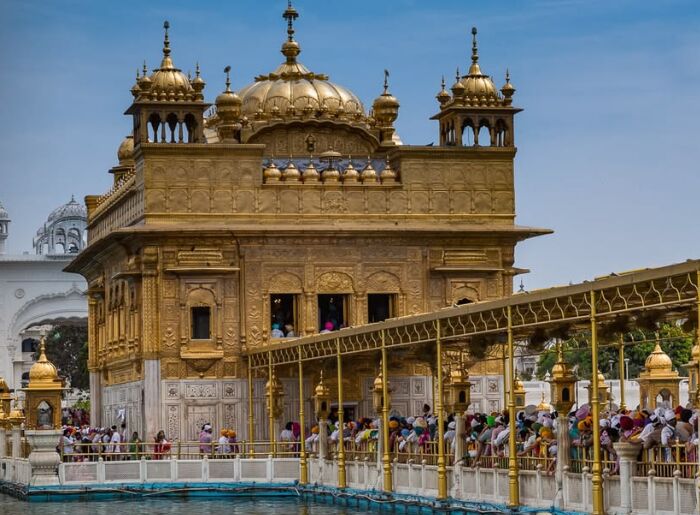 Golden Temple At Night Or Morning: Which Is The Better Time To Visit? 3 Golden Temple in Amritsar seen in morning and at night