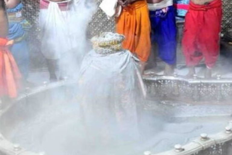 Mahakaleshwar Bhasma Aarti: Booking, Timings & Dress Code 1 Mahakaleshwar Bhasma Aarti at Ujjain temple