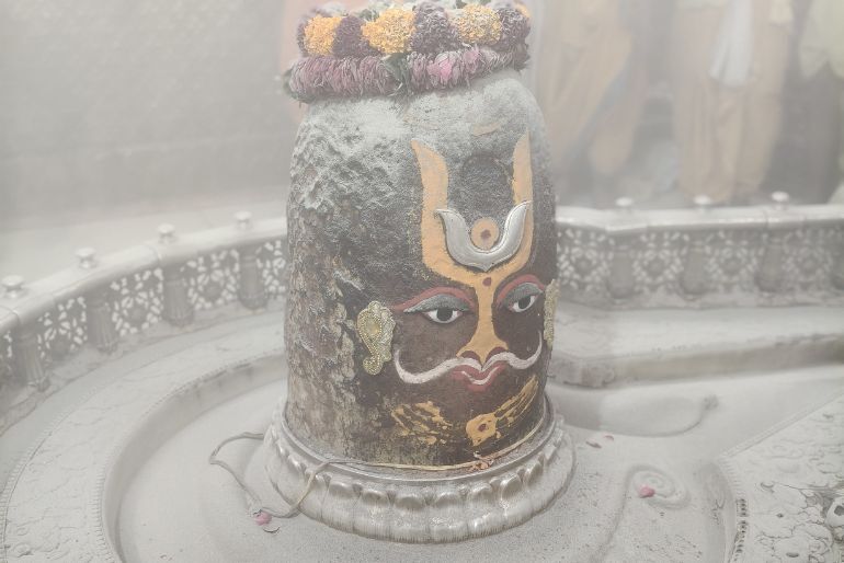 Mahakaleshwar Bhasma Aarti: Booking, Timings & Dress Code 2 Mahakaleshwar Bhasma Aarti at Ujjain temple