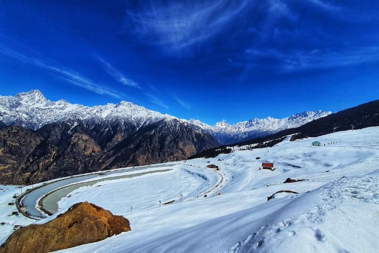 Auli vs Gulmarg: Which Is Better For Snowfall, Skiing And Winter Holidays? 1 Auli in Uttarakhand and Gulmarg in Jammu and Kashmir