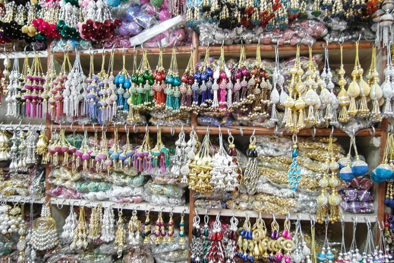 Where To Shop For Wedding Clothes In Delhi? Chandni Chowk Markets, Fabrics And Budget Tips 1 Wedding shopping in Chandni Chowk, Delhi