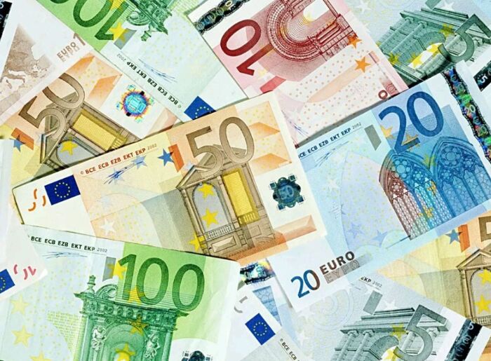 How Much Cash Should You Carry On An International Trip From India? 2 Indian traveler carrying foreign currency and cards for an international trip