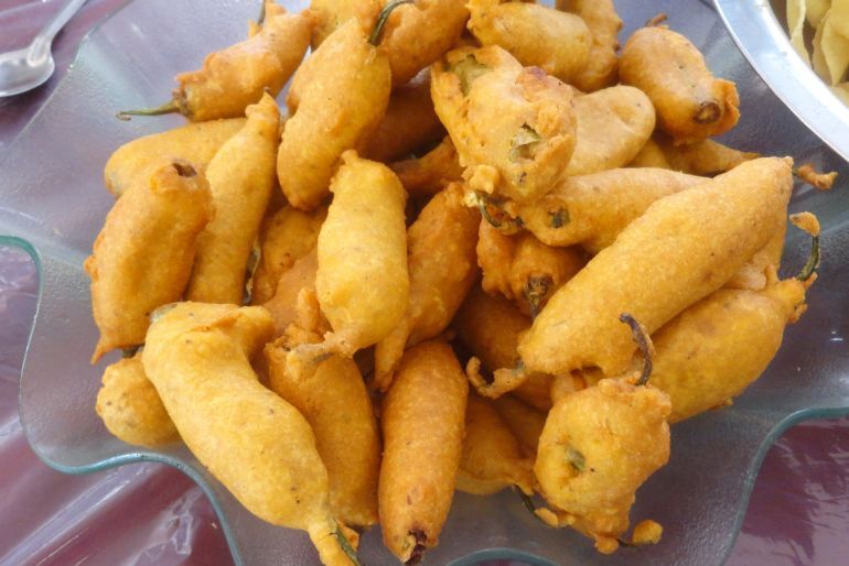 From Irani Chai To Lukhmi: Guide to Hyderabad's Best Breakfast and Snacks 2 Hyderabadi breakfast spread featuring Irani chai, Osmania biscuits and lukhmi