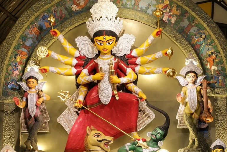 Which Kolkata Durga Puja Pandals Are Best To Visit In The Morning To Avoid Crowds? 1 Durga Puja pandal in Kolkata during a morning visit