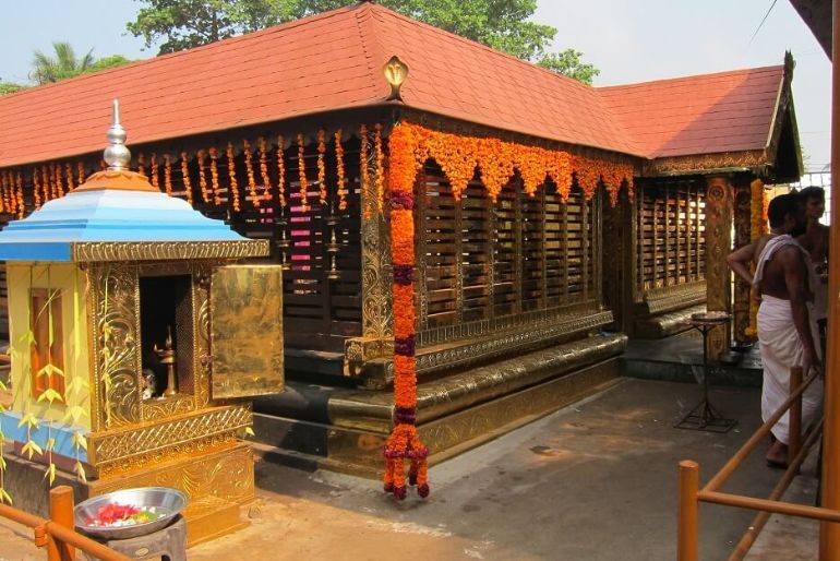 Why Do Men Dress In Sarees And Wear Makeup At This Kerala Temple? The Unique Ritual Explained 2 Chamayavilakku festival: men wearing sarees in Kerala temple