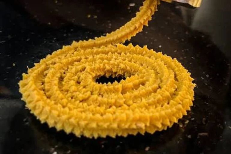 What Is Diwali Faral? A Guide To Maharashtra’s Festive Snacks 1 Maharashtrian Diwali Faral with chakli, chivda, karanji and shankarpali