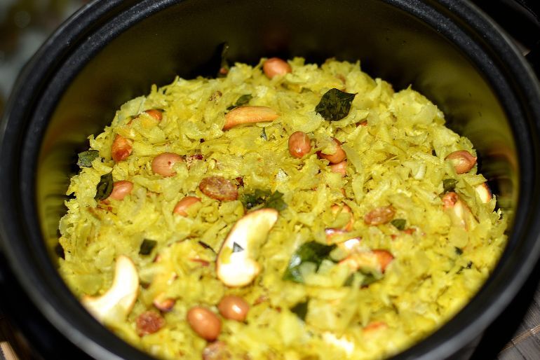 What Is Diwali Faral? A Guide To Maharashtra’s Festive Snacks 2 Maharashtrian Diwali Faral with chakli, chivda, karanji and shankarpali