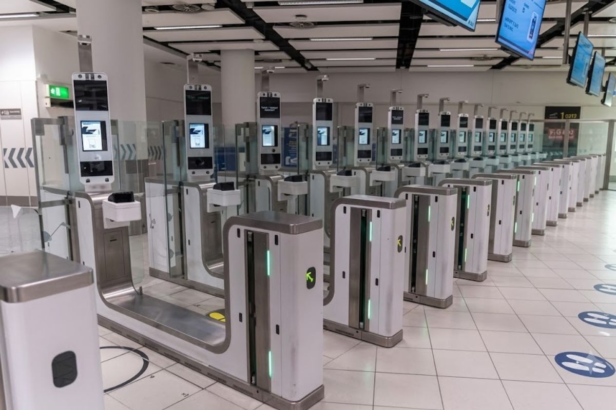 Contactless e-gate using facial recognition at a UK airport