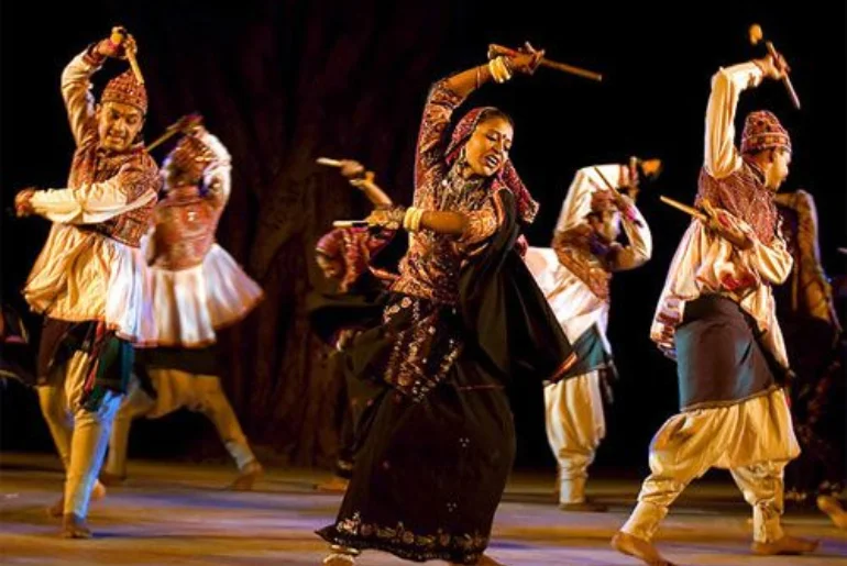 What Should You Wear To Garba? A Guide To Chaniya Choli, Kediyu, Jewelry & Footwear 1 Garba outfits including chaniya choli and kediyu