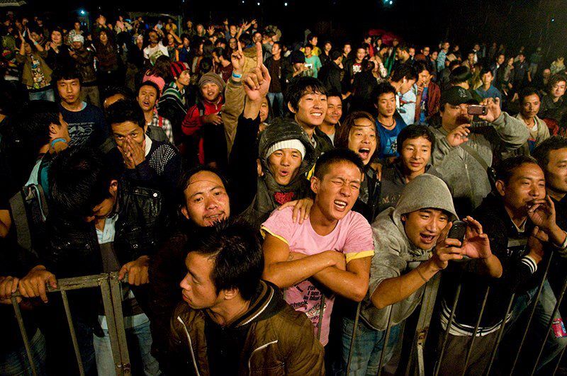 What’s The Vibe At Ziro Festival? A First-timer’s Guide To Camping, Food, And Local Life 2 attendees at ziro fesitval